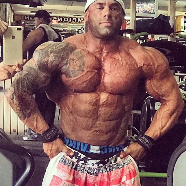 Thiago Santisteban looking huge and dry 
.
Check us out  .gold
.